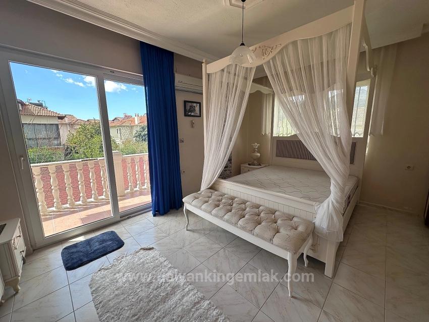 Charaktervolle Villa Auf Einem 500 M² Großen Privatgrundstück – Bietet Großes Potenzial.