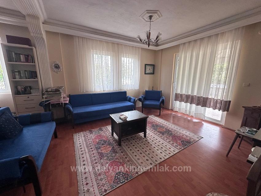 Charaktervolle Villa Auf Einem 500 M² Großen Privatgrundstück – Bietet Großes Potenzial.