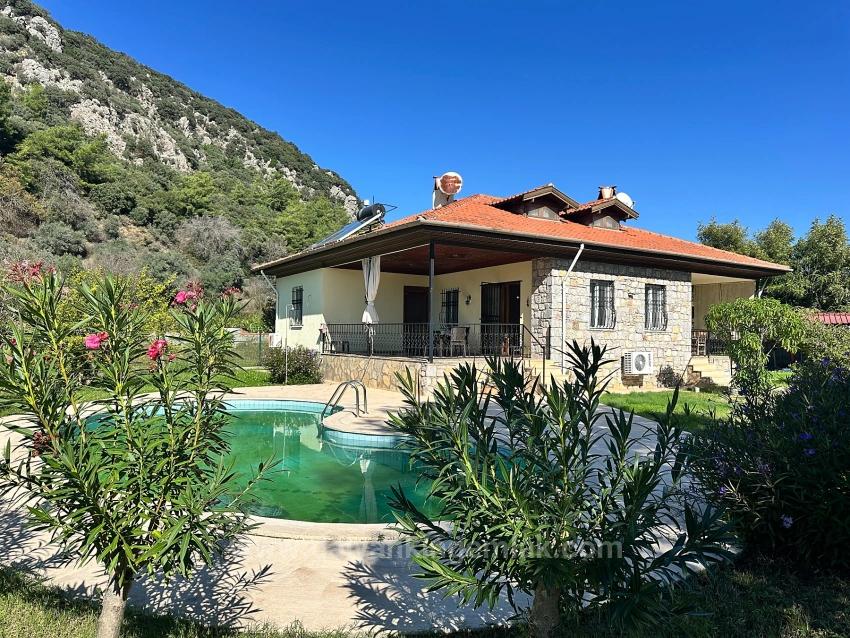Traditioneller Bungalow Mit Privatem Pool Und Blick Auf Montenegro – Langzeitmiete