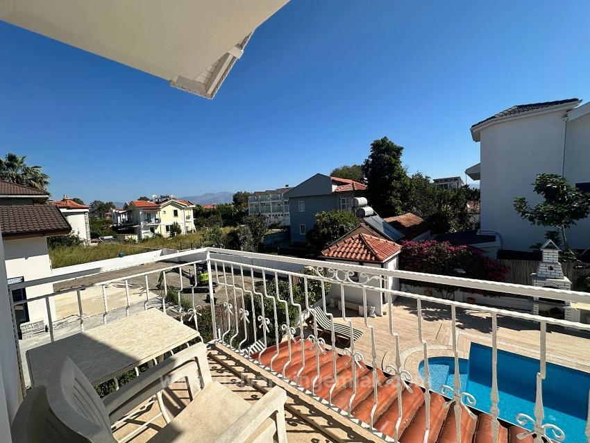 Villa Iris Ist Eine Moderne Doppelhaushälfte Mit Einem Gemeinschaftlich Genutzten Swimmingpool.