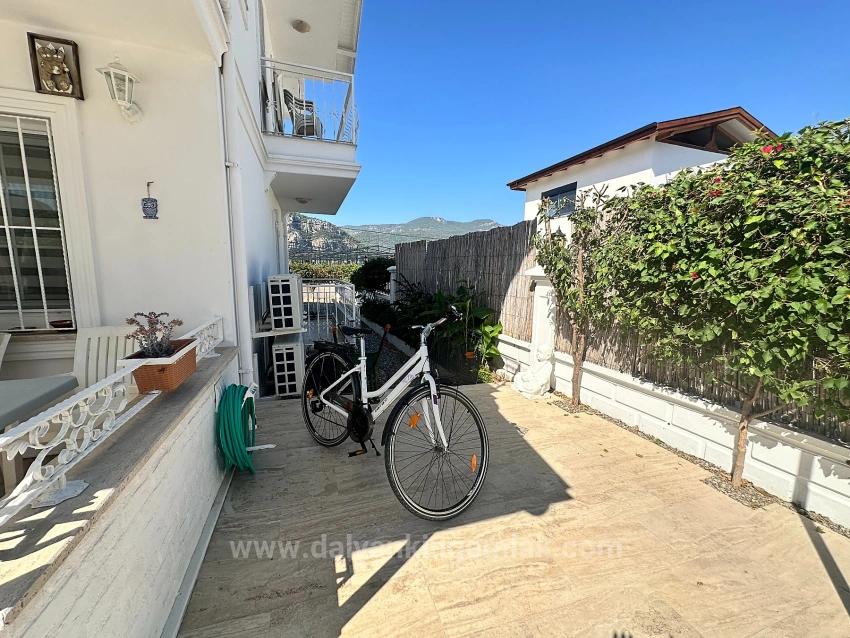 Villa Iris Ist Eine Moderne Doppelhaushälfte Mit Einem Gemeinschaftlich Genutzten Swimmingpool.