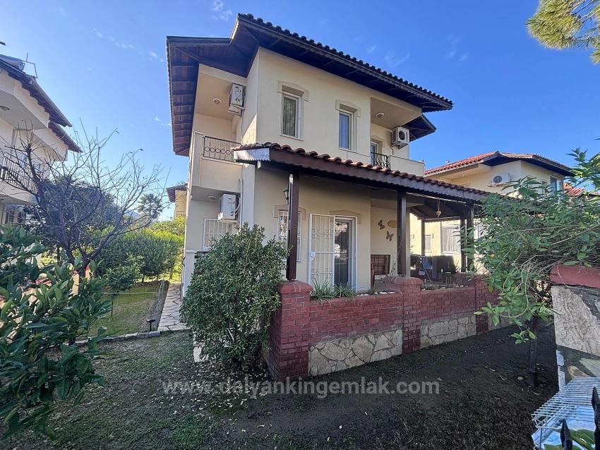 Freistehende Villa Mit Gemeinschaftspool In Einer Kleinen Anlage.