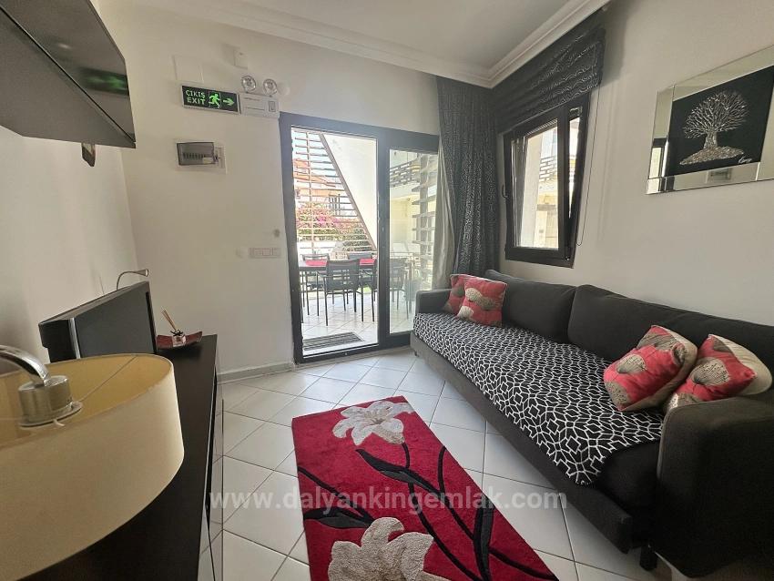 Moderne Eleganz, Harmonisch In Die Flusslandschaft Integriert