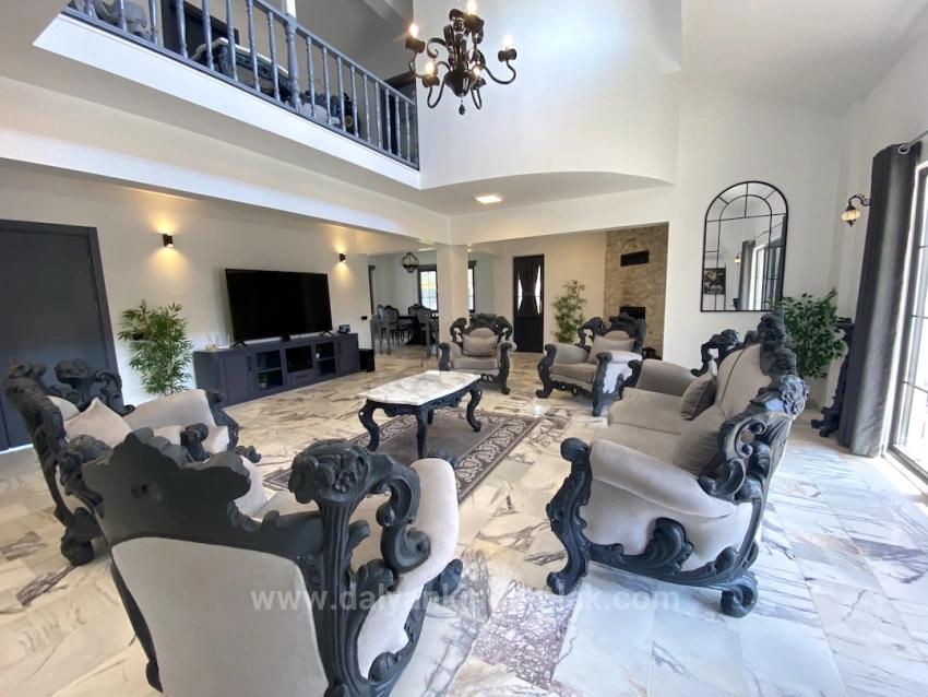 Ein Märchenhaftes Anwesen, Zwei Getrennte Leben