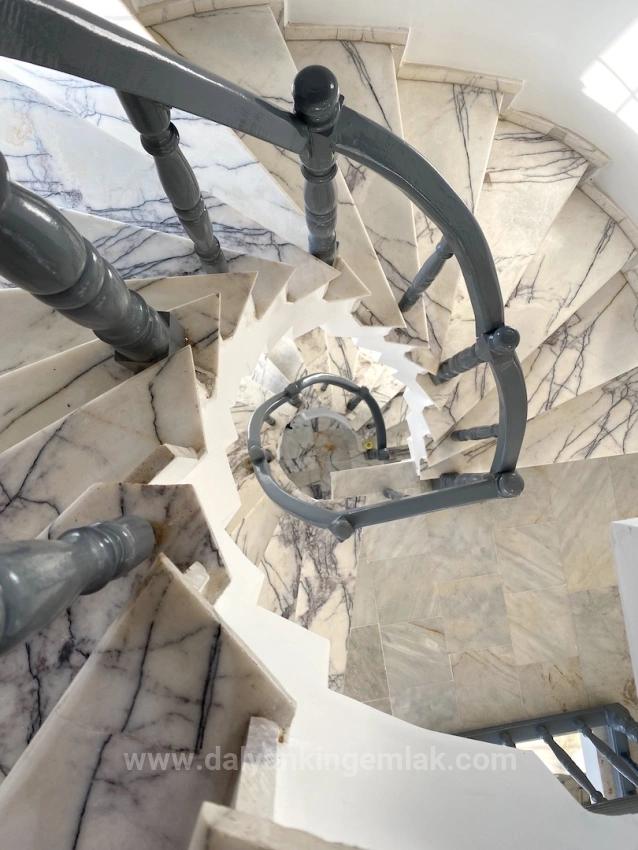 Ein Märchenhaftes Anwesen, Zwei Getrennte Leben