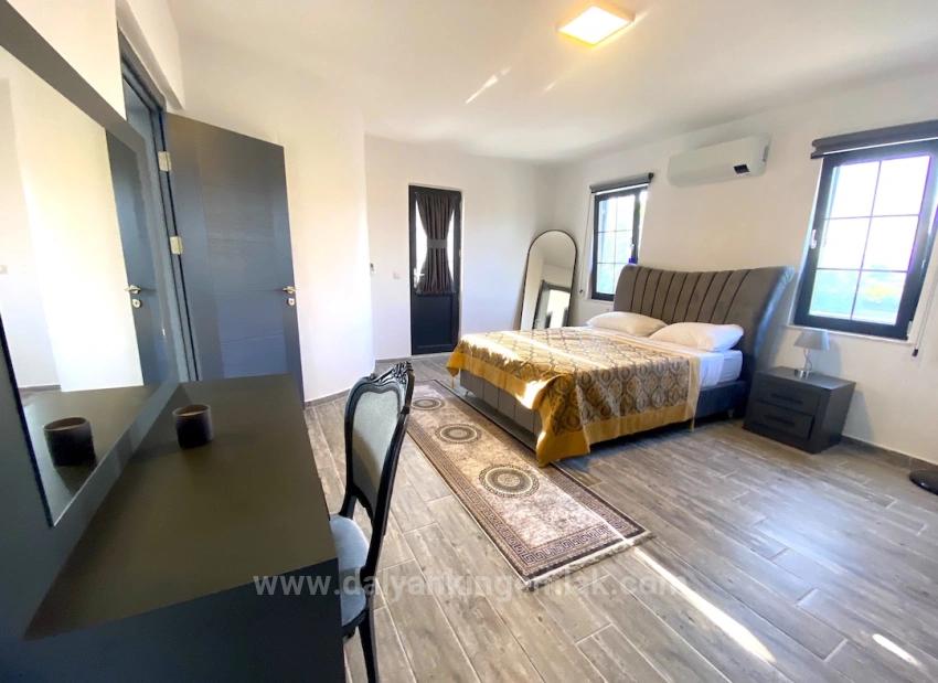 Ein Märchenhaftes Anwesen, Zwei Getrennte Leben