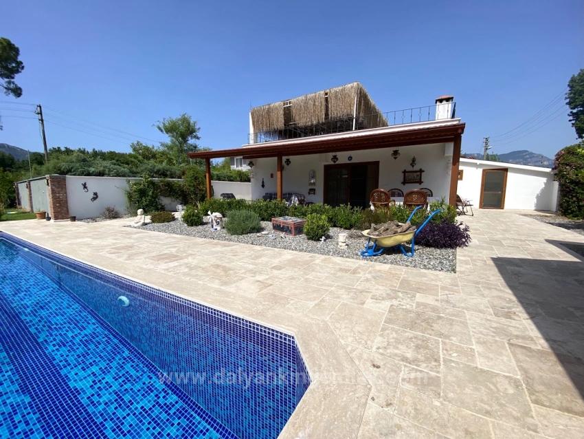 Ein Märchenhaftes Anwesen, Zwei Getrennte Leben