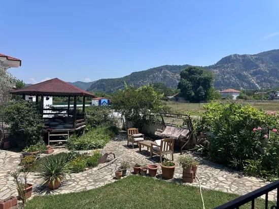 Bergblick Und Reif Garten Mit Großem Dorfhaus