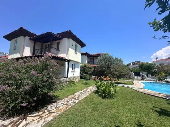 In Gülpınar Mit Bergpanorama Und Zu Fuß Erreichbar Zum Stadtzentrum Freistehende Villa