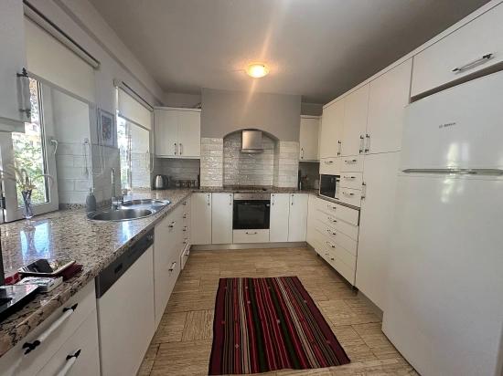 Einzigartige Mediterrane Villa Mit Separatem Apartment