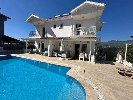 Villa Iris Ist Eine Moderne Doppelhaushälfte Mit Gemeinschaftspool.