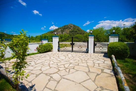 Stilvolle Und Komplett Renovierte Privatvilla Mit Blick Auf Montenegro – Memphis Blue