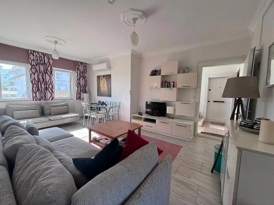 Stilvolle Und Gepflegte Ein-zimmer-wohnung Im Ersten Stock