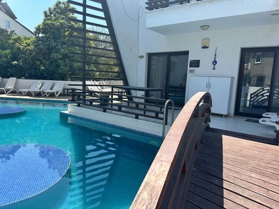 Moderne Eleganz, Harmonisch In Die Flusslandschaft Integriert