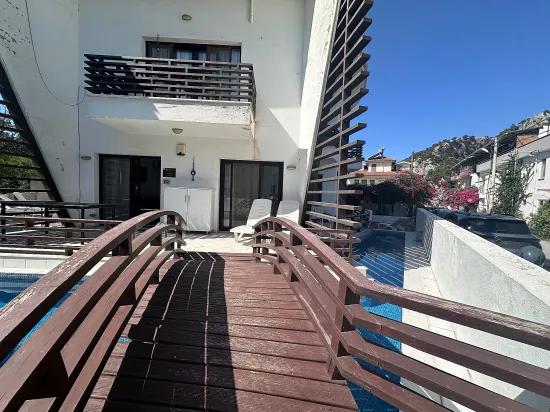 Moderne Eleganz, Harmonisch In Die Flusslandschaft Integriert