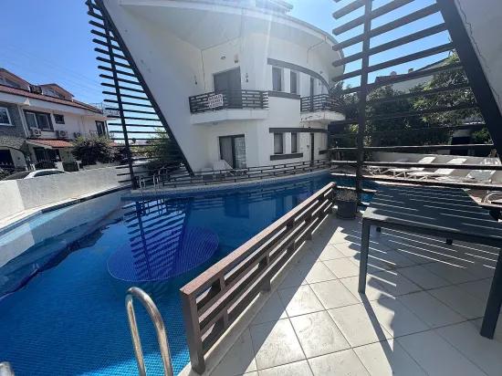 Moderne Eleganz, Harmonisch In Die Flusslandschaft Integriert