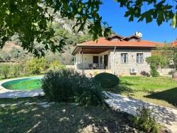 Traditioneller Bungalow Mit Privatem Pool Und Blick Auf Montenegro – Langzeitmiete
