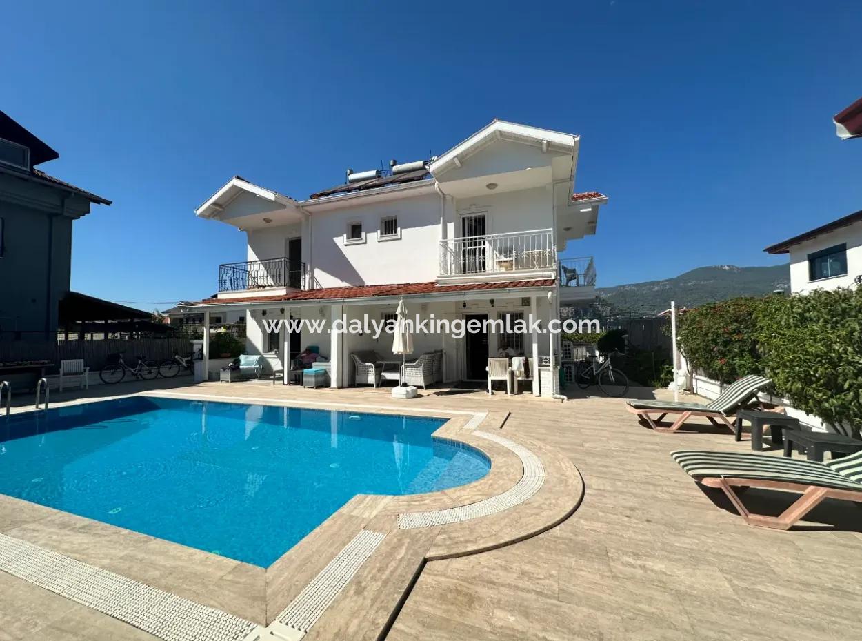 Modern 3 Bed Villa Close To Town