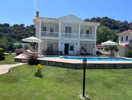 Stunning Villa With Tomb Views