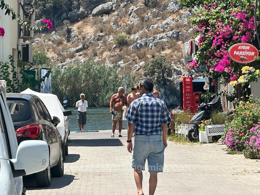 Modern Elegance Integrated With The River