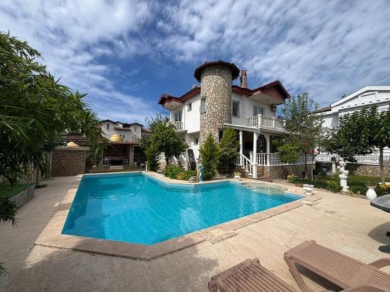 Characterful Villa Offers Great Potential.