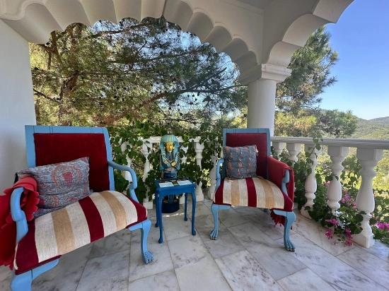 Luxury 7-bedroom Mansion With Unparalleled Sea Views In Gökbel