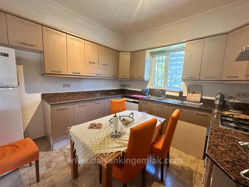 Традиционное Бунгало С Собственным Бассейном И Видом На Черногорию – Долгосрочная Аренда