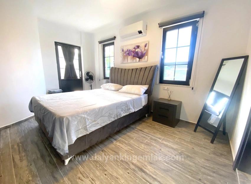 Сказочная Собственность, Две Разные Жизни