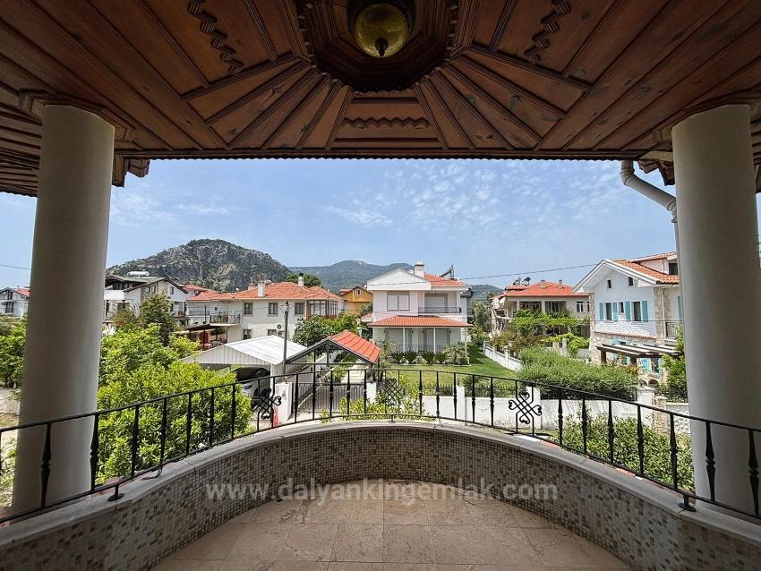 Küçük Bir Site İçerisinde Yer Alan Çekici Villa.