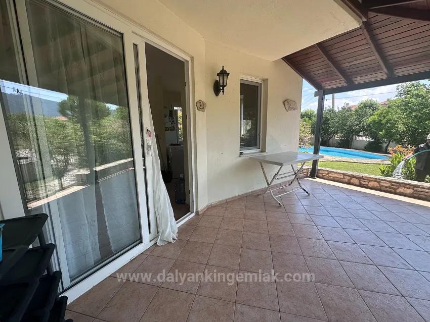 Gülpınar'da Dağ Manzaralı Ve Şehir Merkezine Yürüme Mesafesinde Müstakil Villa