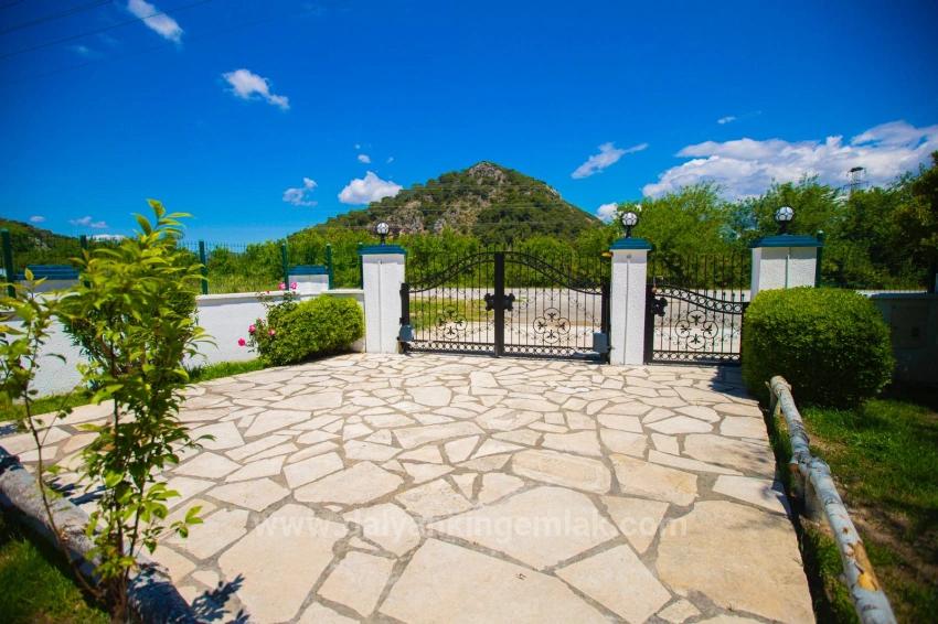 Dağ Manzaralı, Stil Sahibi Ve Tamamen Yenilenmiş Özel Villa