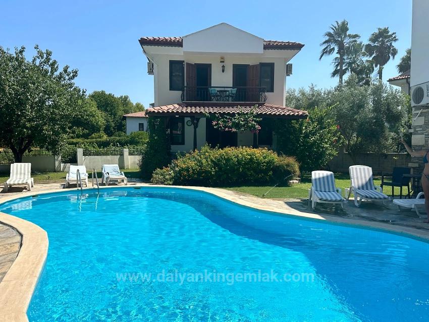 Gülpınar, Dalyan’da Şirin Bir Sitede İki Yatak Odalı Dubleks Villa