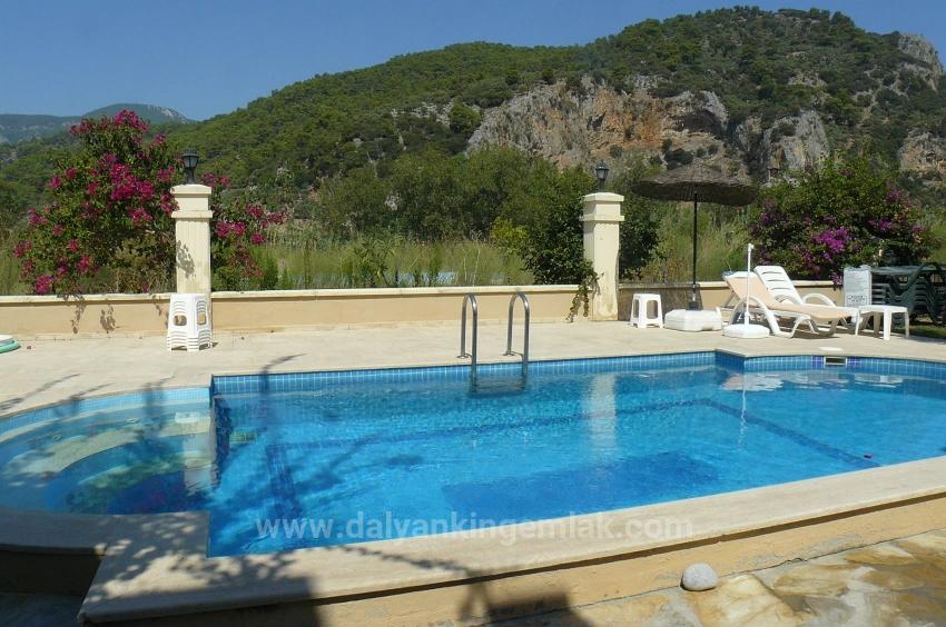 Dalyan Maraş Bölgesinde , Nehir Manzaralı Satılık Villa