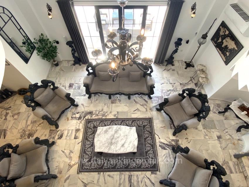 Masalsı Bir Mülk, İki Ayrı Yaşam