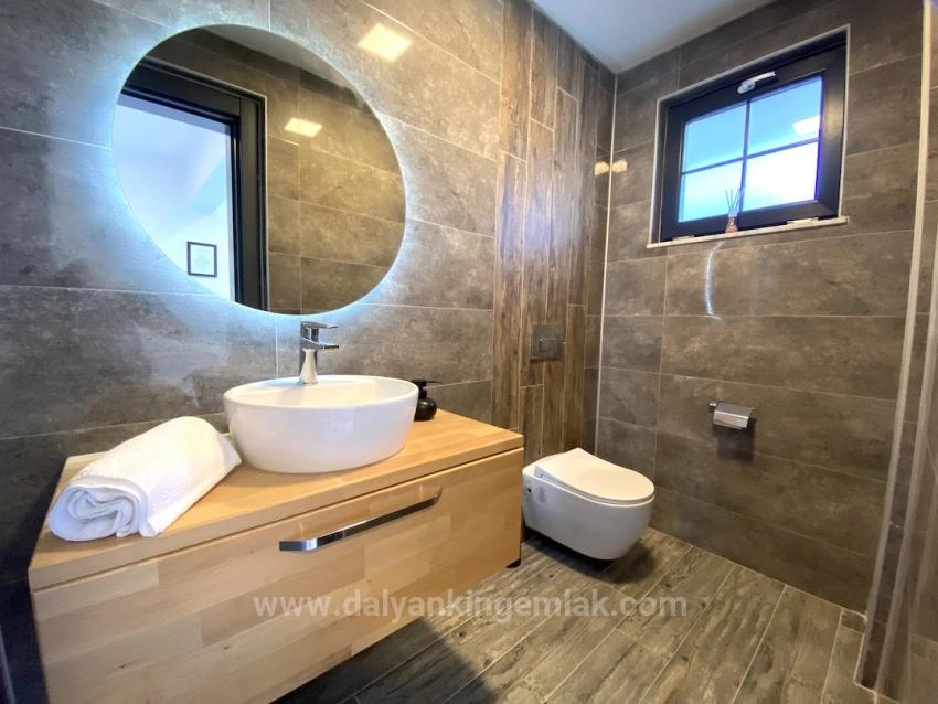 Masalsı Bir Mülk, İki Ayrı Yaşam