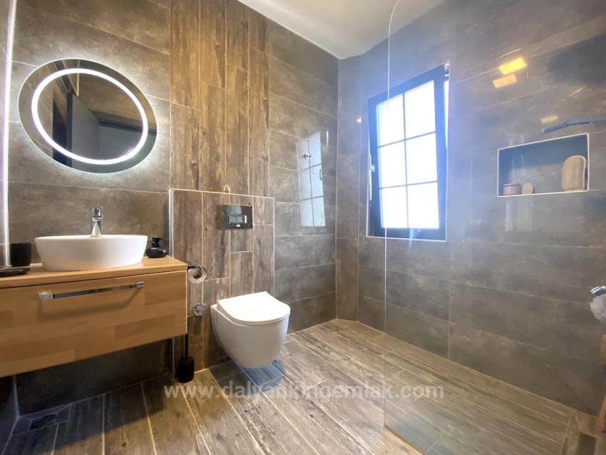 Masalsı Bir Mülk, İki Ayrı Yaşam