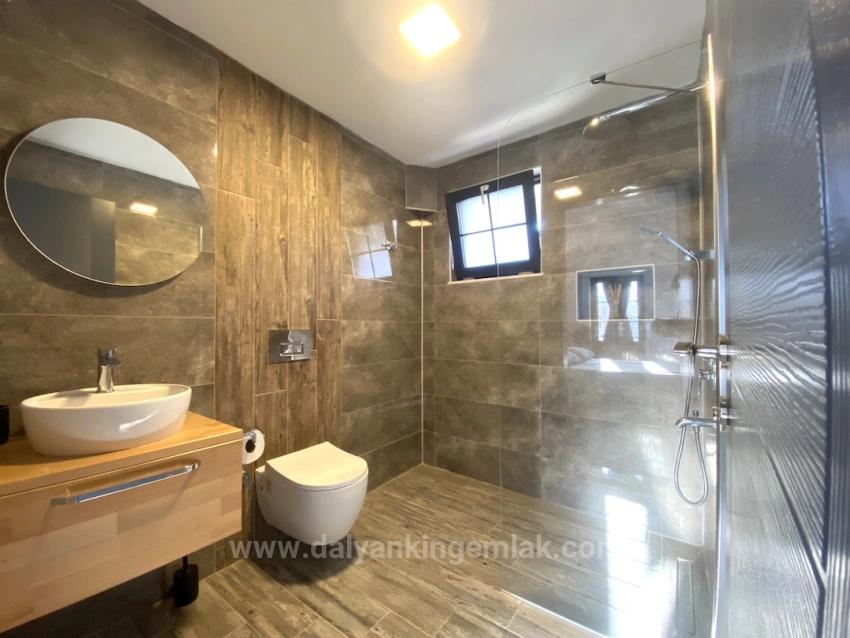 Masalsı Bir Mülk, İki Ayrı Yaşam