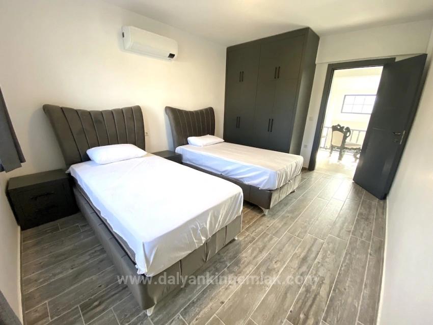 Masalsı Bir Mülk, İki Ayrı Yaşam