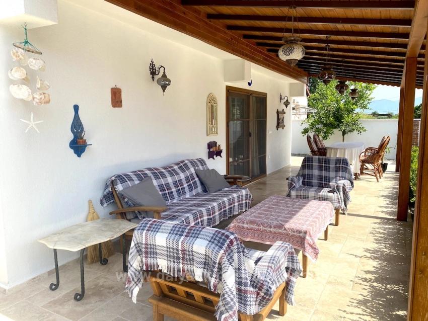 Masalsı Bir Mülk, İki Ayrı Yaşam