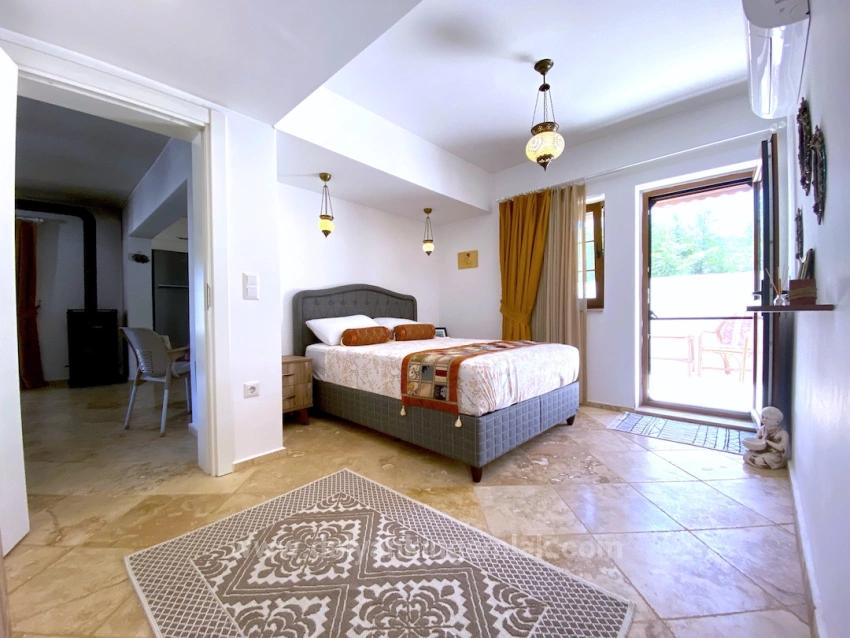 Masalsı Bir Mülk, İki Ayrı Yaşam