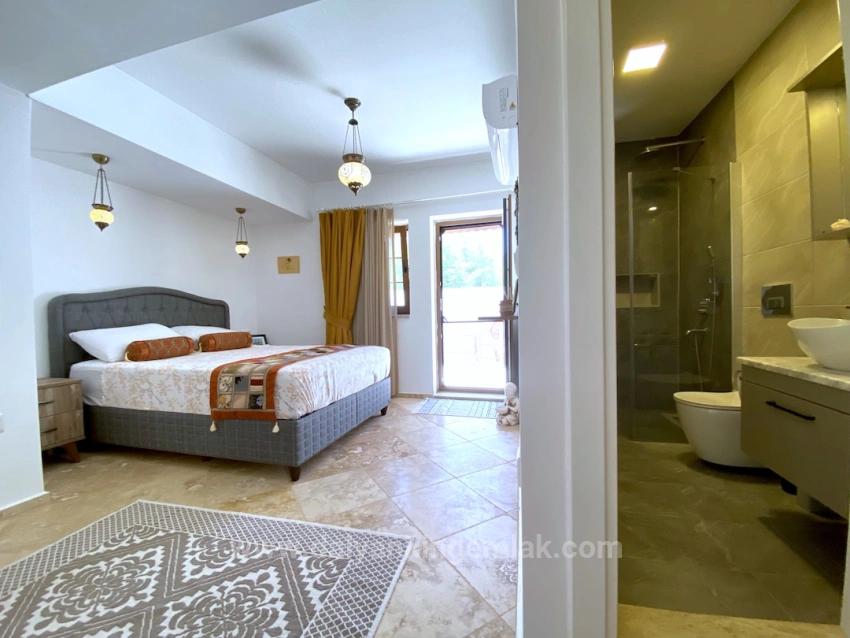 Masalsı Bir Mülk, İki Ayrı Yaşam