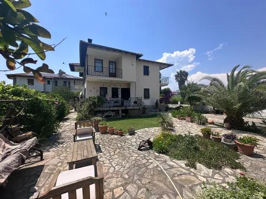 Dağ Manzaralı Ve Olgun Bahçeli Geniş Köy Evi