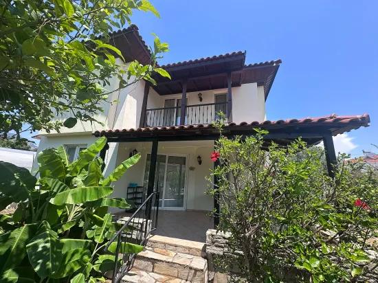 Gülpınar'da Dağ Manzaralı Ve Şehir Merkezine Yürüme Mesafesinde Müstakil Villa