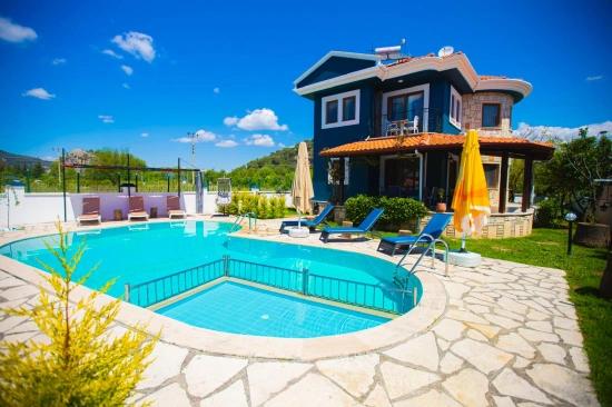 Karadağ Manzaralı, Stil Sahibi Ve Tamamen Yenilenmiş Özel Villa – Memphis Blue