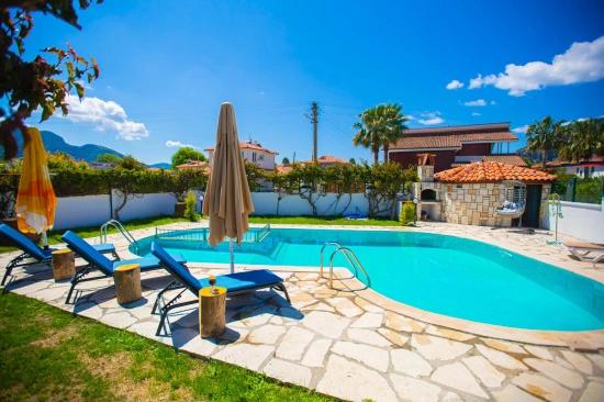 Dağ Manzaralı, Stil Sahibi Ve Tamamen Yenilenmiş Özel Villa