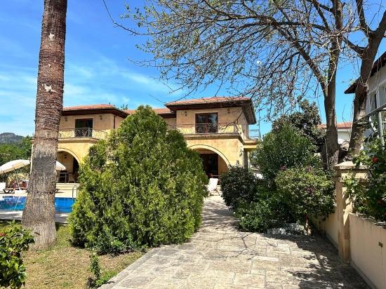 Dalyan Gülpınar Da Kanal A Yakın Konak Tarzında Villa
