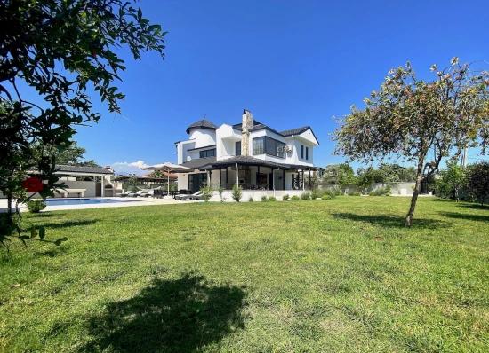 Masalsı Bir Mülk, İki Ayrı Yaşam