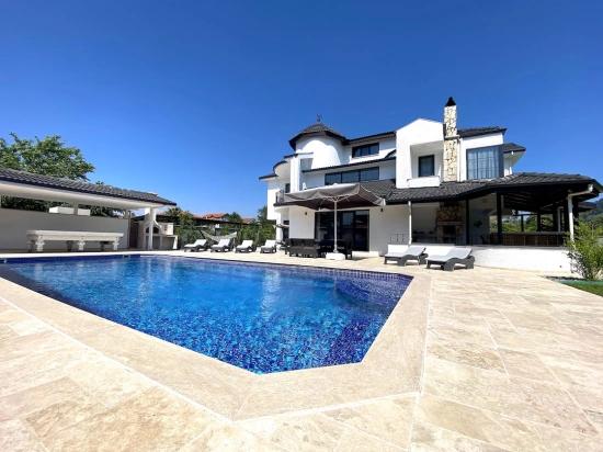 Dalyan Okçular Da Geniş Arsa Üzerinde Satılık Müstakil Villa