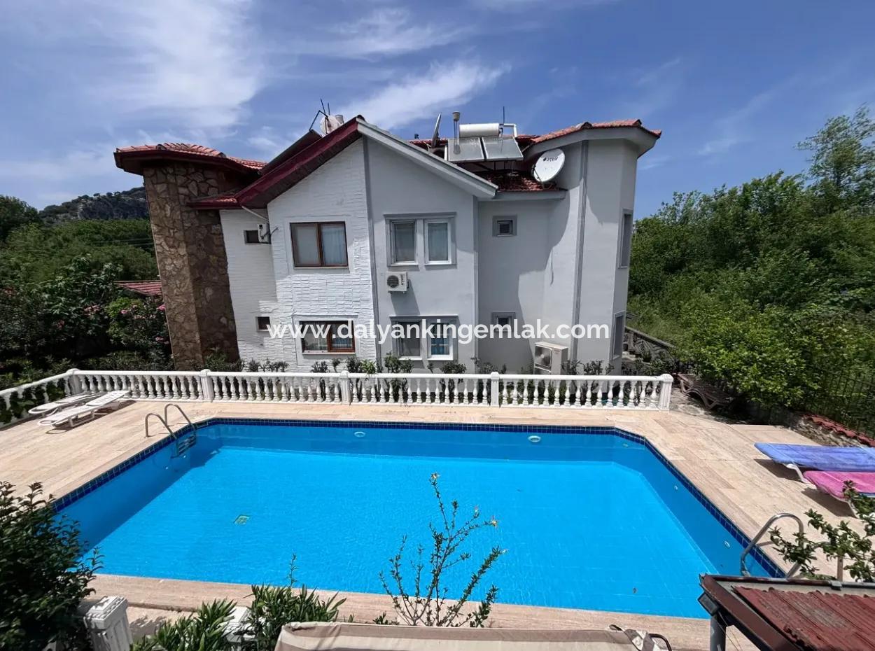 Dalyan Merkezde Ortak Havuzlu Eşyalı Triplex Villa