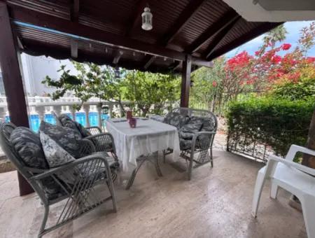 Dalyan Merkezde Ortak Havuzlu Eşyalı Triplex Villa
